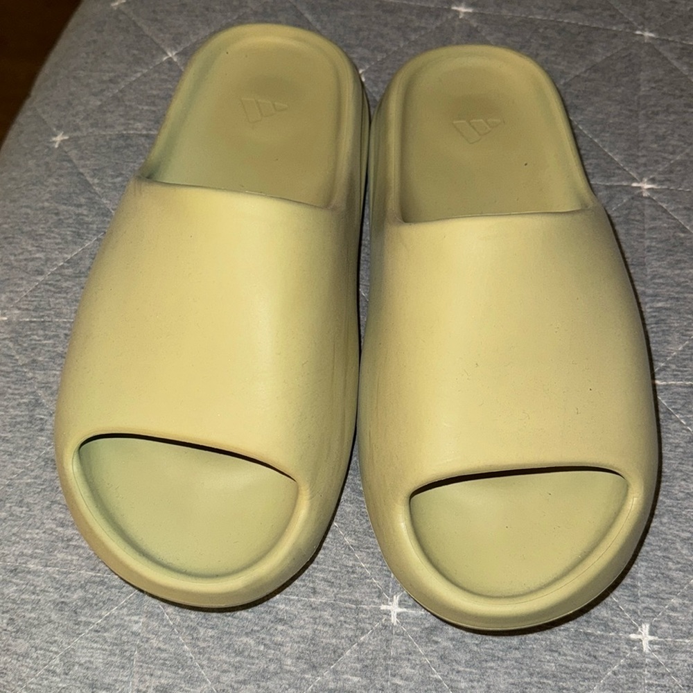 Yeezys slides US size 8